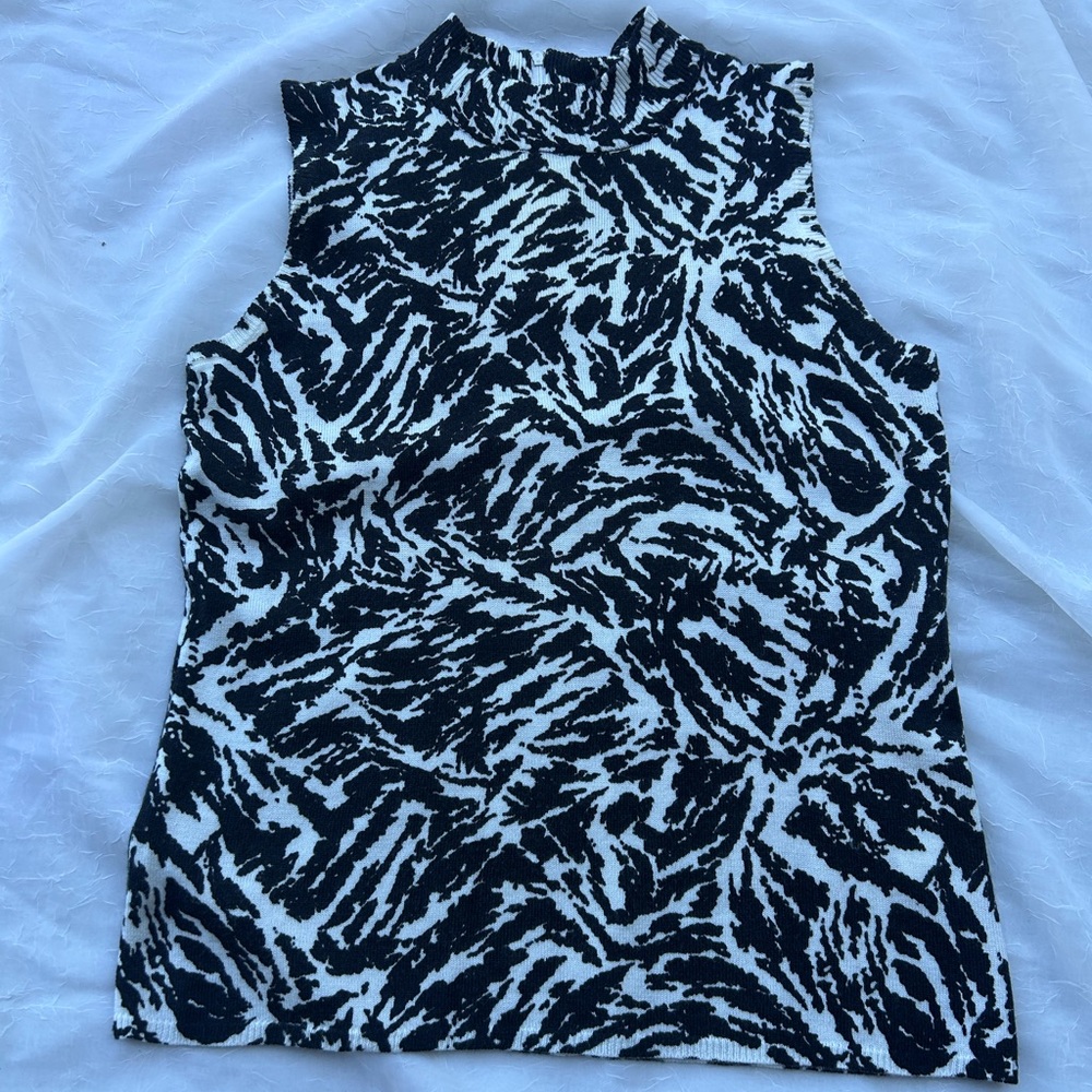 Black and White Graphic Sleeveless Tank Top with Mandarin Collar
